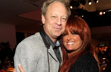 wynonna judd resumes tour after husband's motorcycle crash